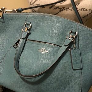 🩵 Coach pebbled leather crossbody bag with detachable strap, zipper pockets